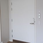 Dorma dørautomatik og Salto adgangskontrol på lejlighedsdør